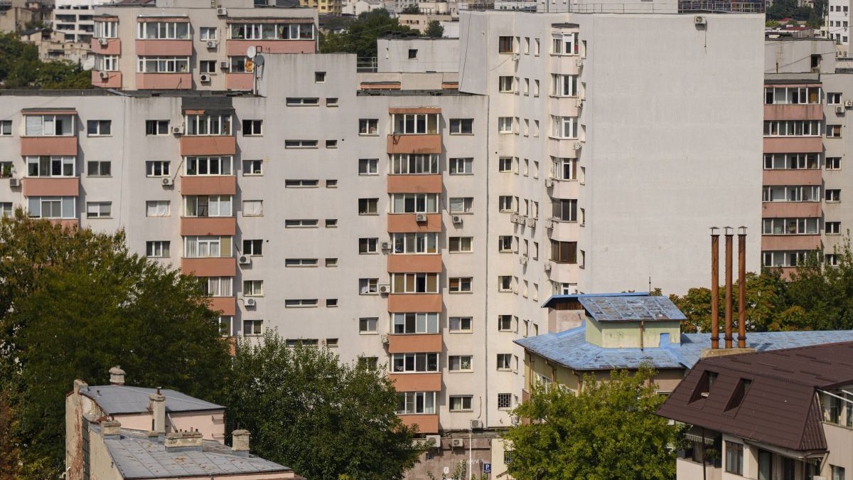 Imagine aeriană a unor blocuri din București, septembrie 2024