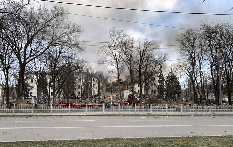 Sute de oameni, blocați de trei zile sub teatrul bombardat din Mariupol. „Luptele de stradă împiedică salvarea lor”