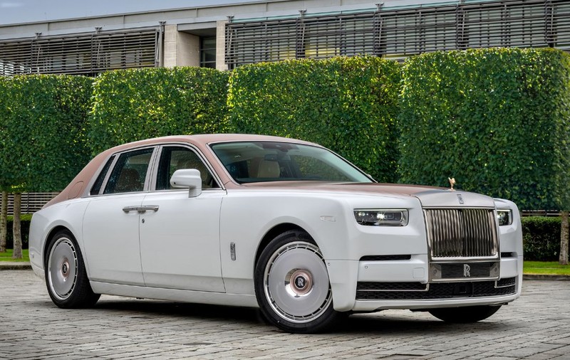 În Iași, un om de afaceri condamnat la pușcărie s-a plimbat într-un Rolls-Royce Phantom cu numere ilegale