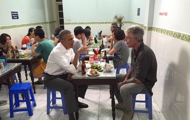 Barack Obama, cină fără pretenții alături de Anthony Bourdian | FOTO