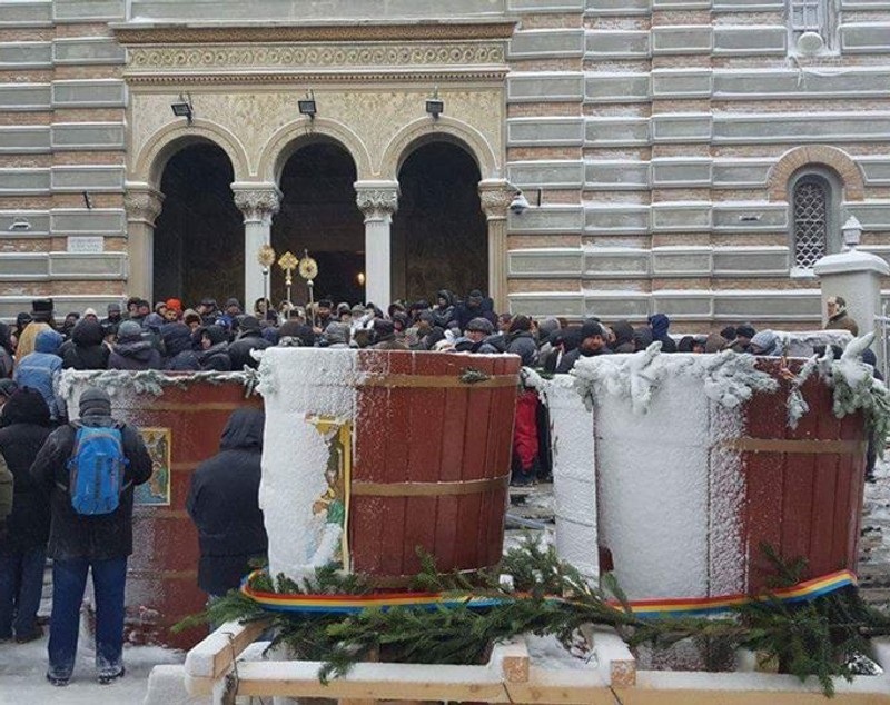 Cum s-a sărbătorit Boboteaza în țară. În Constanța nu s-a aruncat nimeni după cruce în apa sloi FOTO&VIDEO