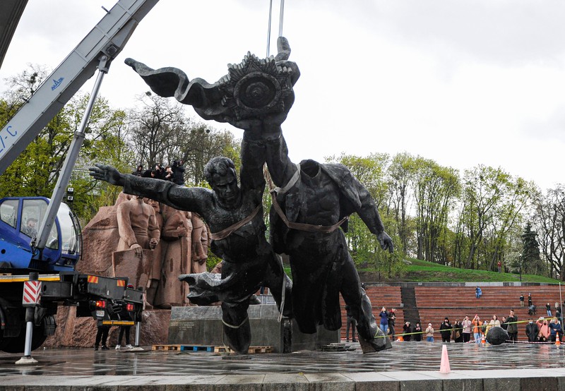 Un monument sovietic simbolizând prietenia dintre națiunile ucrainene și ruse, situat în centrul Kievului, a fost demontat pe 26 aprilie. Foto: Profimedia
