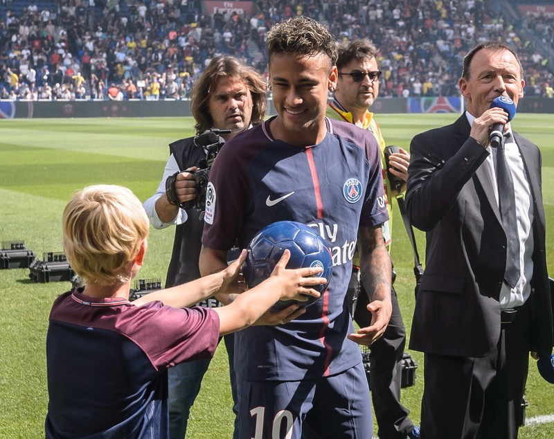 Neymar, înger la Paris, demon la Barcelona. Fanii lui PSG au cumpărat deja 10.000 de tricouri cu numele starului brazilian. Catalanii dau foc tricourilor fostului lor idol / FOTO&VIDEO