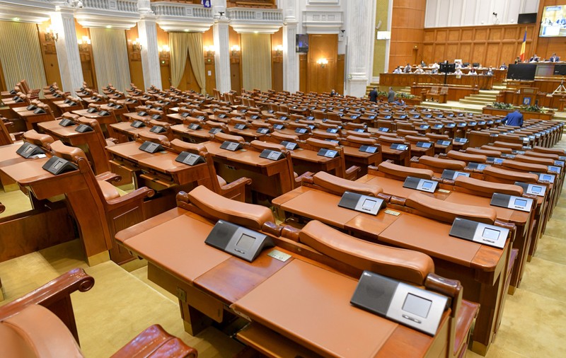 Impozitarea pensiilor speciale a fost aprobată de Parlament. Indemnizaţiile de peste 7.000 de lei vor fi taxate cu 85%