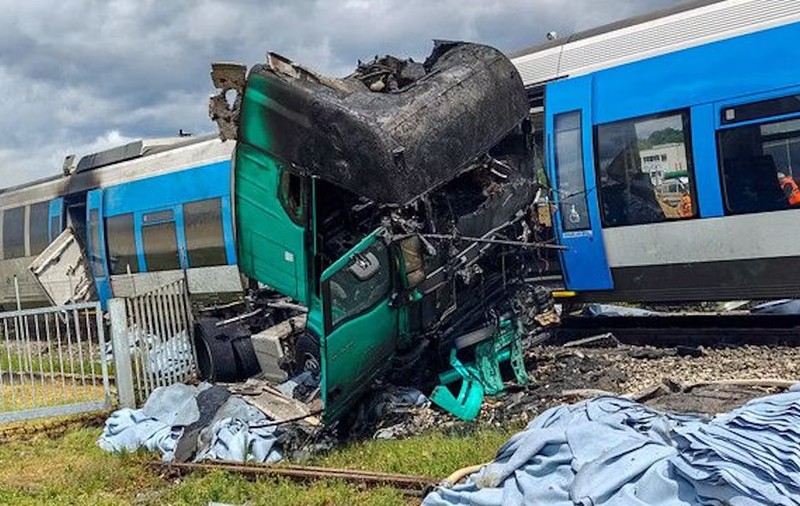Tren și camion cuprinse de flăcări după un impact devastator în Austria. Mai mulți răniți