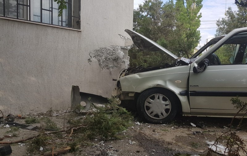 Un bărbat care s-a urcat beat la volan a intrat cu mașina într-un bloc din Constanța/ FOTO