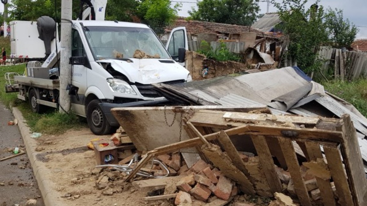 O autoutilitară a Enel Distribuție a dărâmat o locuință din chirpici improvizată, la Arad