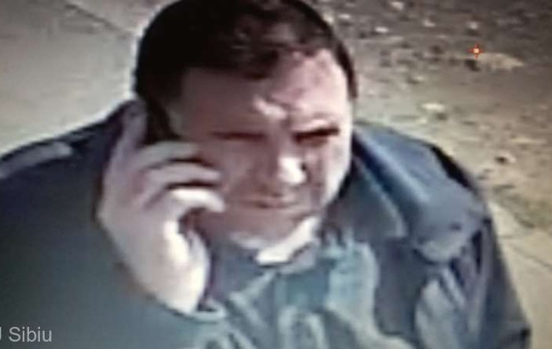 Un bărbat din Sibiu a luat banii uitaţi de o femeie într-un bancomat. Poliția cere sprijinul cetățenilor, pentru a-l prinde