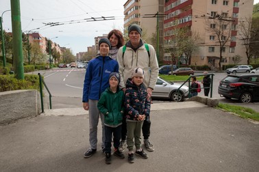 Iulia, Vitali și cei trei copii ai lor au ajuns printre primii la acțiunea de ecologizare | Foto: Vlad Chirea
