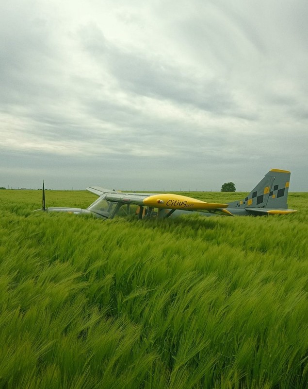 Un avion a aterizat forțat într-un lan de grâu, în Ialomița, după ce a rămas fără combustibil