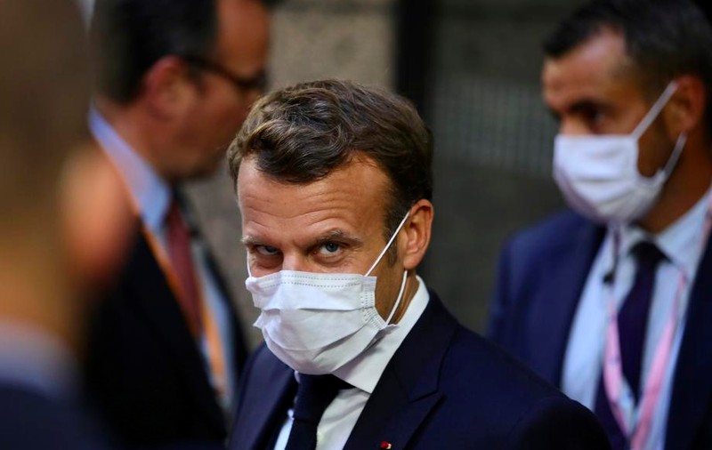 Președintele Macron și-a pierdut cumpătul din cauza blocării adoptării planului de relansare economică. ”A dat cu pumnul în masă”
