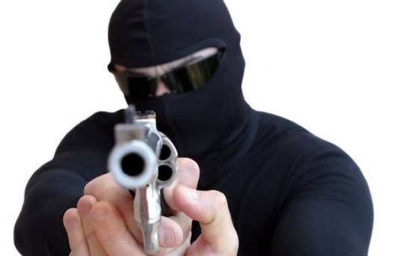 EXCLUSIV / A salvat banii cu prețul vieții. Casiera băncii atacate de un pistolar a ajuns eroină penru că a...încălcat regulamentele de securitate