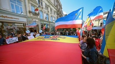 Un protest permis de Kremlin. Oameni adunați în fața Ambasadei Rep. Moldova la Moscova pentru a scanda lozinci împotriva conducerii de la Chișinău Foto: Profimedia