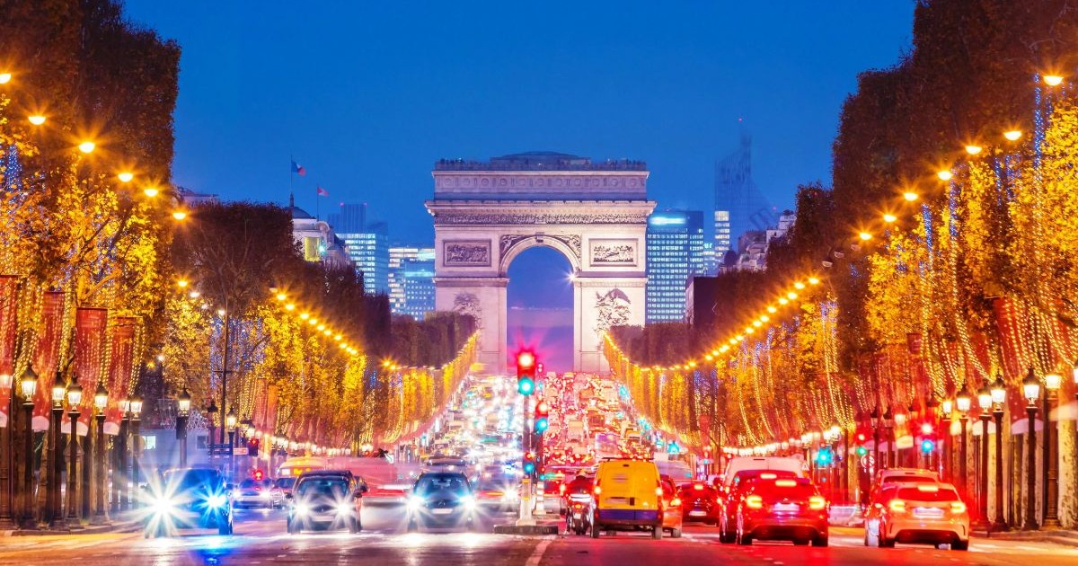 Bulevard din Peris cu vedere spre Arcul de Triumf