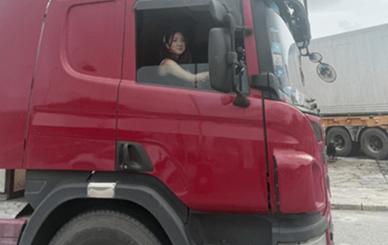 O tânără a renunțat la afacerea cu haine și s-a făcut șoferiță de TIR, în Hong Kong: câștigă 29.000 de dolari pe lună