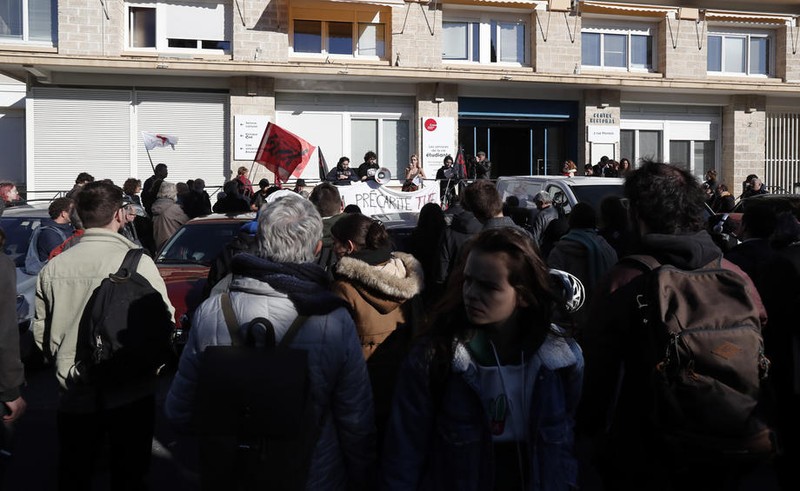Sute de studenți au manifestat în Franța după ce un coleg și-a dat foc la Lyon