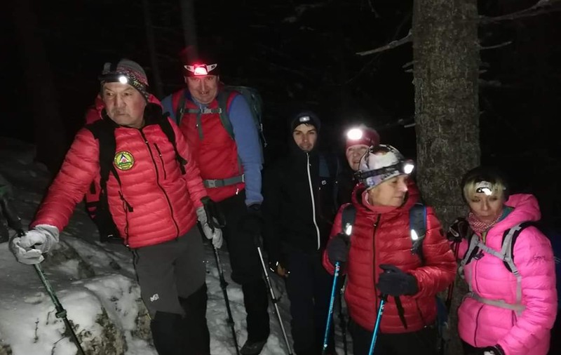 Revelion inedit! Oricum ar fi vremea, zeci de oameni urcă la miezul nopții pe creasta Piatra Mică să întâmpine noul an …la înalțime!