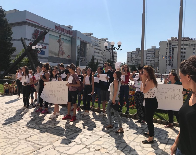 VIDEO&FOTO/ Protest în stradă al liceenilor, la Buzău. Autoritățile vor să îi mute în altă locație sau să îi comaseze