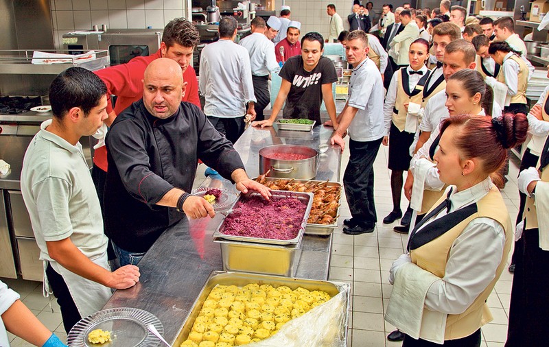 Chef Cătălin Scărlătescu, plătit cu 5.000 € să gătească pentru milionari! 