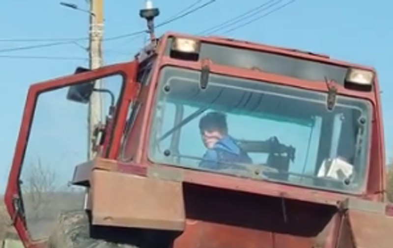 Copil filmat la volanul unui tractor, în Cluj. Poliția a demarat o anchetă