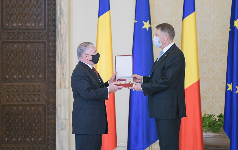 Klaus Iohannis l-a decorat pe Adrian Zuckerman, care îşi încheie mandatul de ambasador al Americii în România