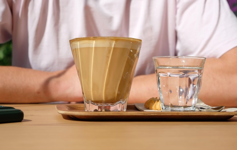 Motivul pentru care unele cafenele oferă clienților un pahar de apă atunci când comandă o cafea