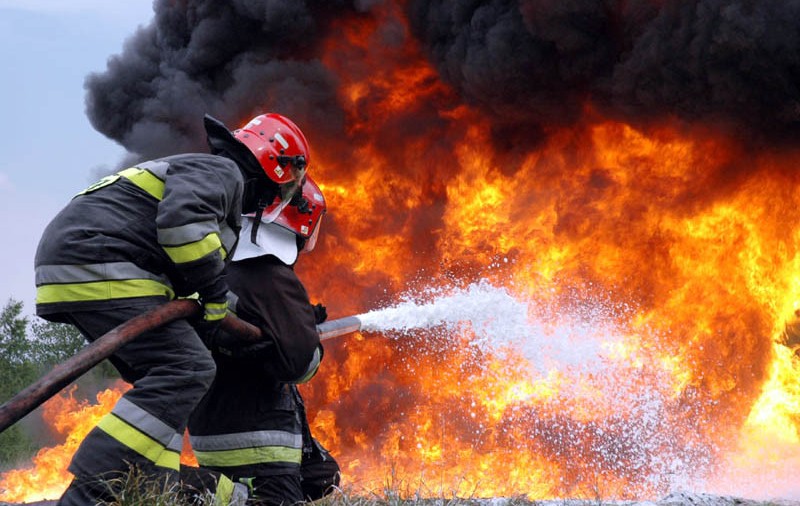 Incendiu de proporţii în Harghita. O ţigară aprinsă a provocat un dezastru
