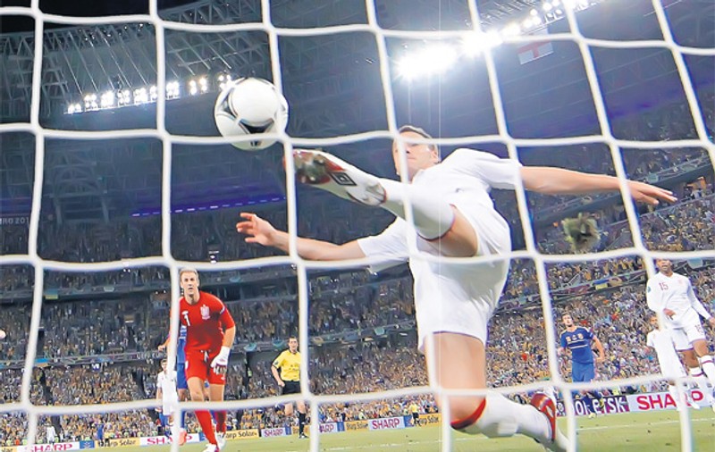 Eroare uriaşă la Euro 2012: Ucraina a marcat Angliei un gol valabil, dar nici unul dintre cei 5 arbitri n-a văzut că mingea a depăşit linia porţii