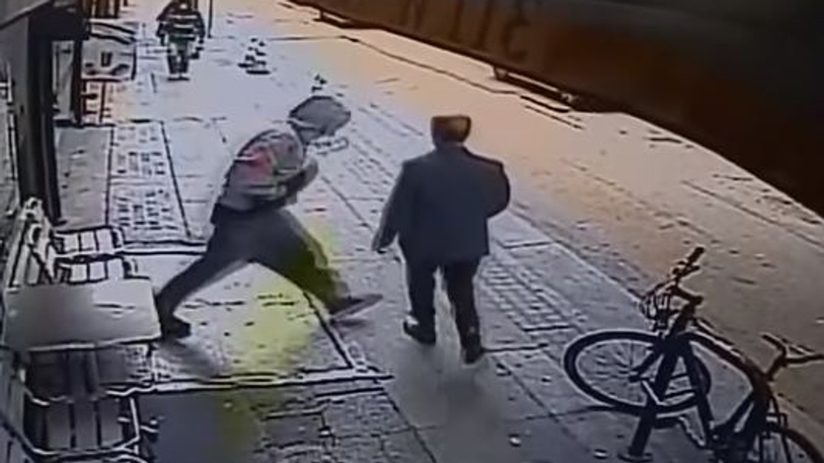 Momentul terifiant în care un bărbat este împins de un necunocut sub roțile unui camion