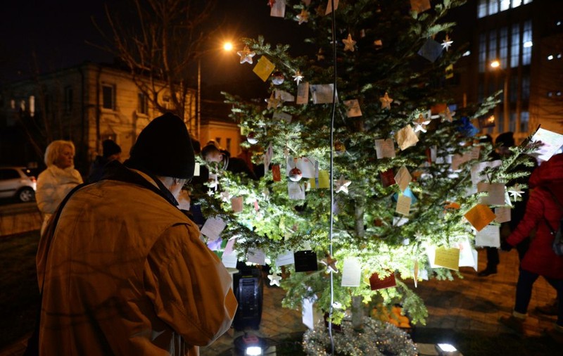 FOTO&VIDEO/ Gânduri așternute pe hârtie pentru victimele de la Colectiv, transformate în ornamente de Crăciun