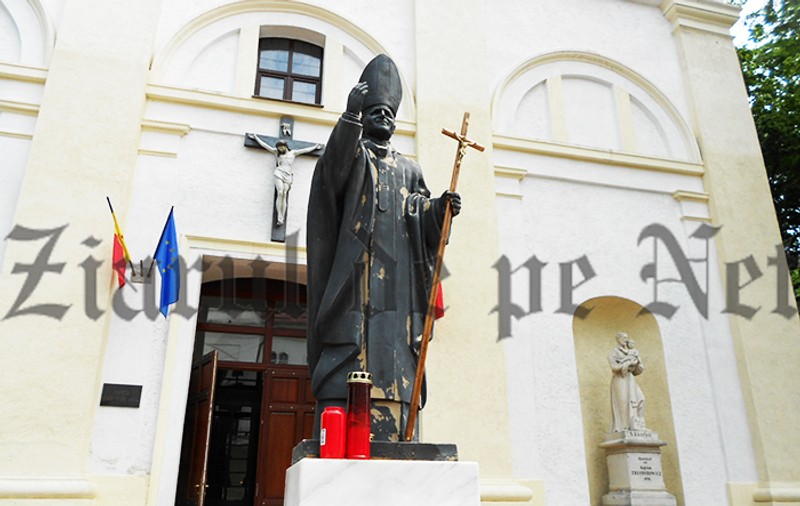 Statuia Papei Ioan Paul al II-lea din Suceava are un nou toiag arhieresc