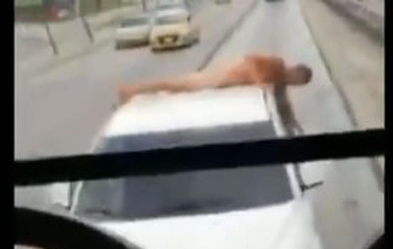 Răzbunarea unei femei față de soțul infidel. L-a plimbat gol-pușcă pe plafonul mașinii | VIDEO