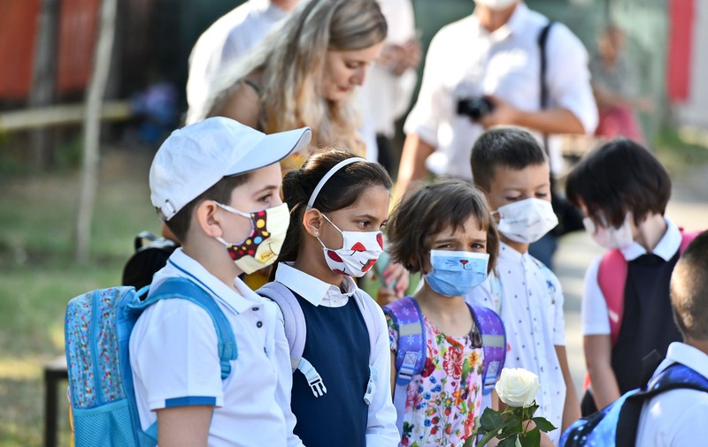 Reguli pentru festivitățile de deschidere a noului an școlar: durată limitată, mască obligatorie