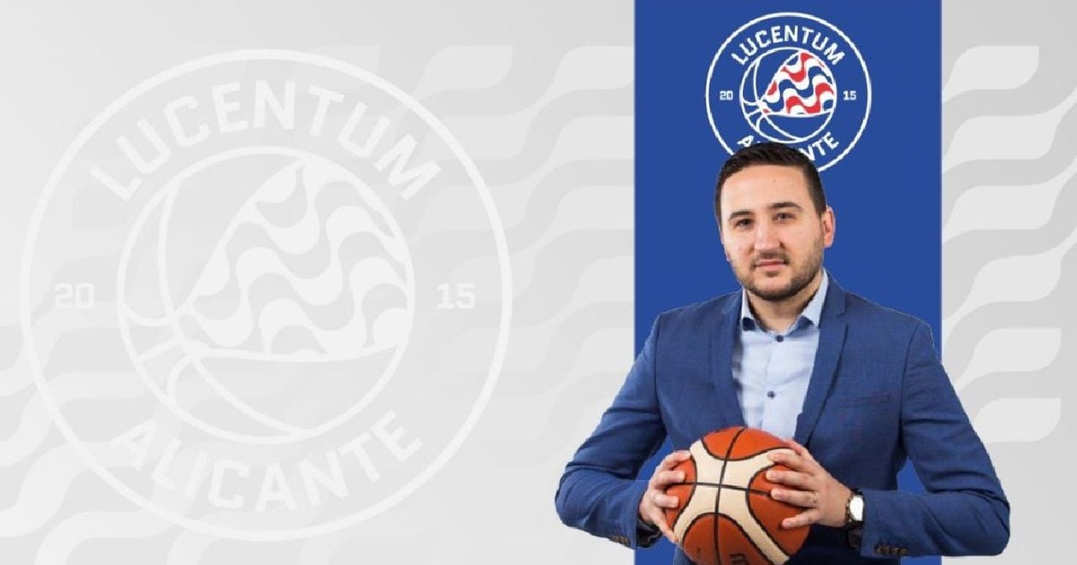 Ionuț Georgescu, în fața siglei clubului Lucentul Alicante