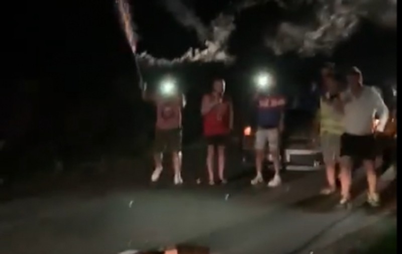 VIDEO | Mai mulți tineri au dat o petrecere pentru o groapă din Cluj care a „împlinit” în an