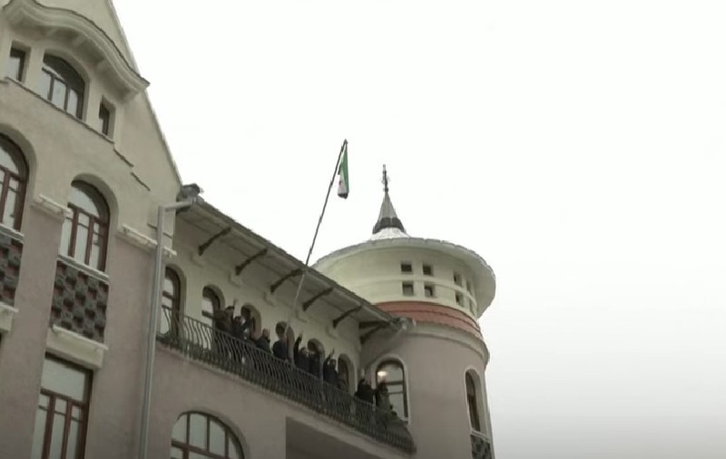 Soldații ruși fug din Siria cu ajutorul Turciei. Steagul opoziției siriene, ridicat la Ambasada Rusiei de la Damasc | VIDEO