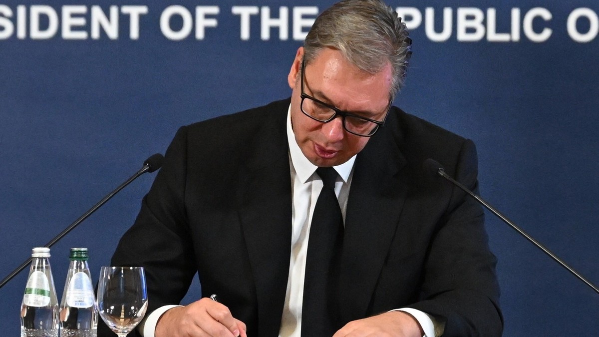 Aleksandar Vucic semnează actul demisiei din funcția de președinte Sursa foto: Profimedia