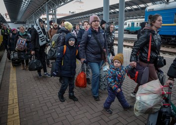 Oamenii stau la coadă pentru a se urca într-un tren la Gara Principală din Kiev în timp ce încearcă să fugă din Kiev (Kiev), Ucraina, 7 martie 2022. Mii de oameni încearcă cu disperare să părăsească Kievul | Foto: EPA