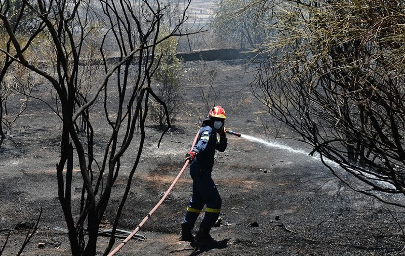 Imagini dramatice cu pompierii români care se luptă cu flăcările, pe crestele dealurilor din sudul Greciei: „Cel mai mare dezastru din ultimii 10 ani”