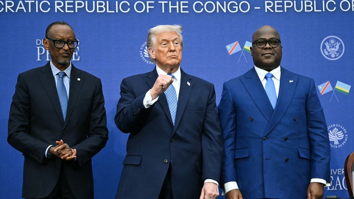 Donald Trump strânge din pumn însoțit de Paul Kagame (în dreapta sa) și Felix Tshisekedi (în stânga sa) Foto: Profimedia