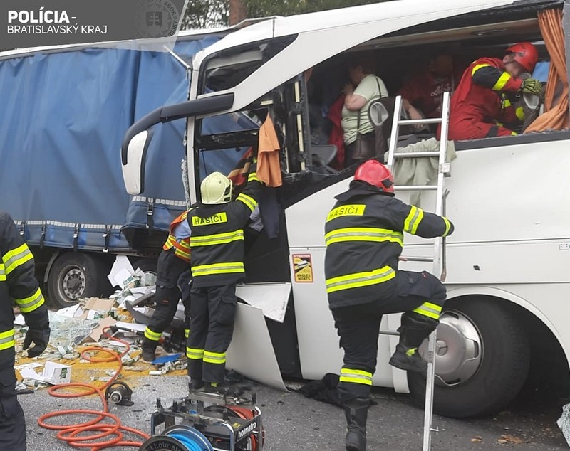 Șofer român de TIR șocat când a coborât din cabină, un autocar a intrat în camionul lui cu 100 km/h, în Slovacia. Un mort și 59 de răniți