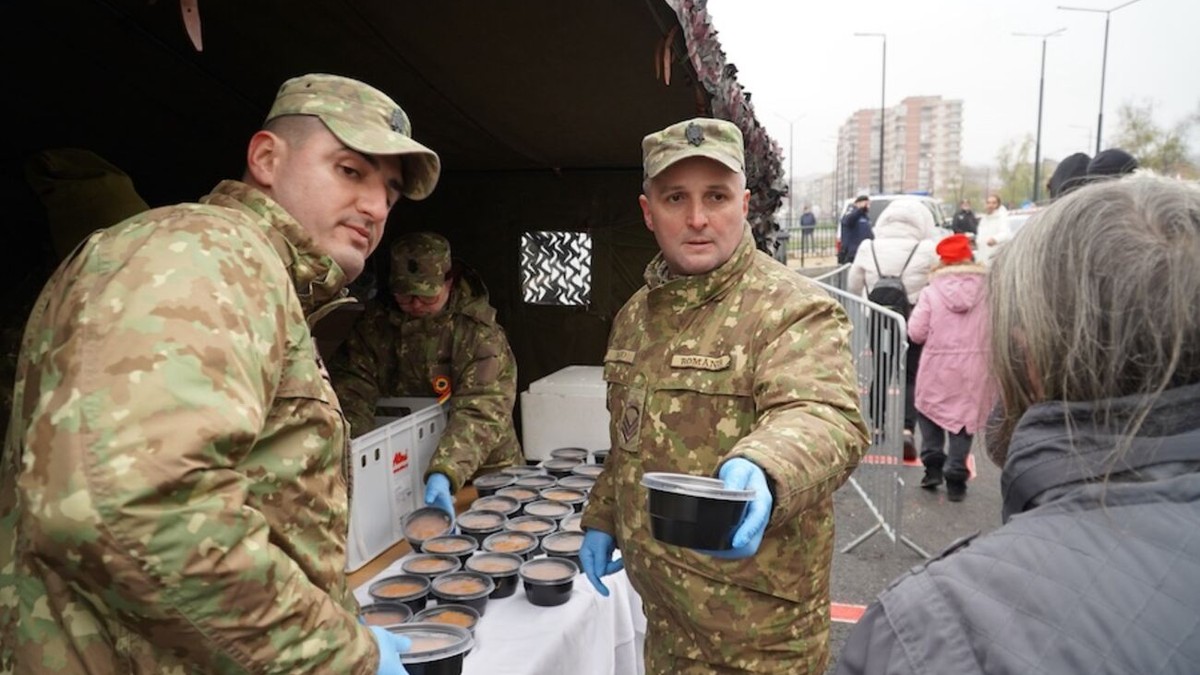 Au fost 2.700 de porții de fasole cu ciolan și varză murată, gătite la popota militară