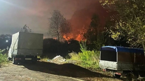 Un incendiu de amploare a izbucnit la cel mai mare depozit de petrol din regiunea Moscova după un atac masiv cu peste 600 de drone atribuit Ucrainei. Foto: Telegram / Supernovaplus