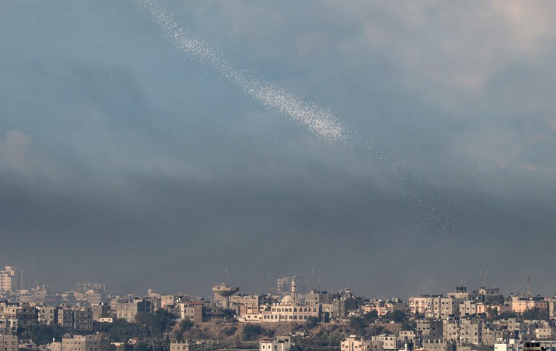 Ce scrie pe pliantele în care armata israeliană le cere locuitorilor din Fâșia Gaza să se autoevacueze. FOTO