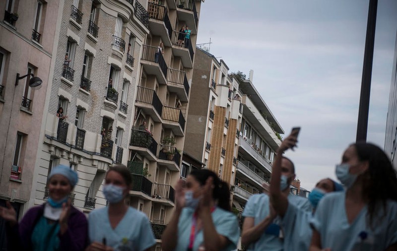 Protest al angajaţilor medicali la Paris: ”Vrem bani, nu medalii”