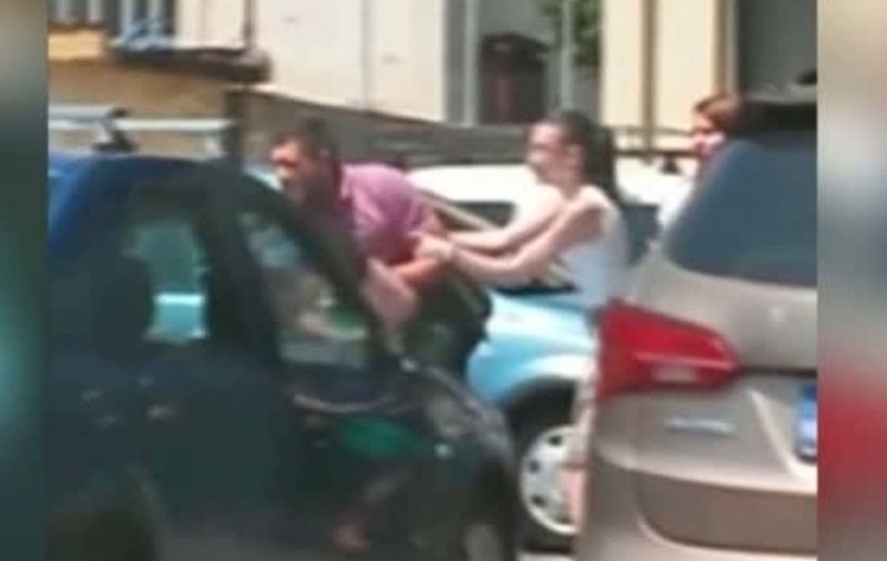 Scandal la BACALAUREAT! Soţia şi fiicele unui BARON local s-au luat la BĂTAIE cu procurorul, la BAC | VIDEO