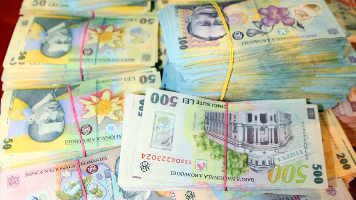 Consumăm pe datorie: importurile au fost mai mari cu 10,2 miliarde de euro în primele zece luni din 2017. Teancuri de bani