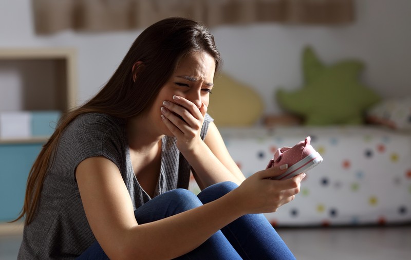 Cât a ajuns să dureze judecarea în regim de urgență a unui caz în care o mamă din Timișoara se plânge că nu-și poate vedea copiii de luni bune: „I-a învrăjbit împotriva mea” 