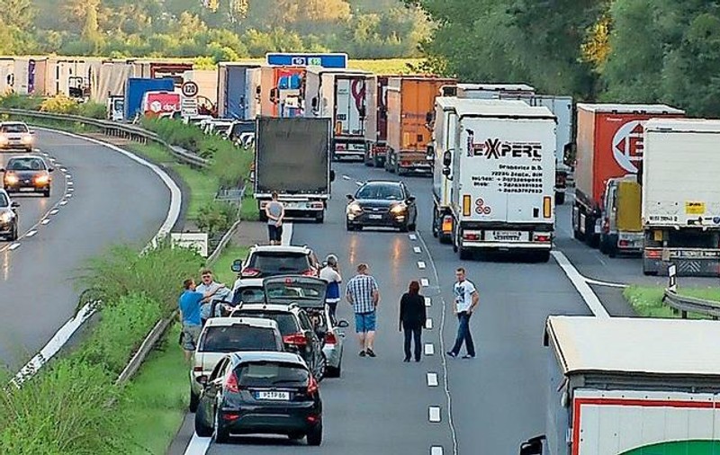 Șofer român de TIR bătut pe autostradă în Germania de un alt român care a provocat un accident
