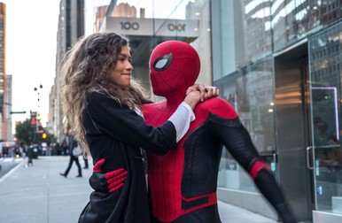 Spider-Man o scoate pe MJ la o plimbare aeriană printre zgârie-nori / Foto: Sony Pictures Releasing